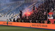 Navijači Zvezde skinuli deo ograde na stadionu u Novom Pazaru, atmosfera sve vrelija kako se meč bliži kraju