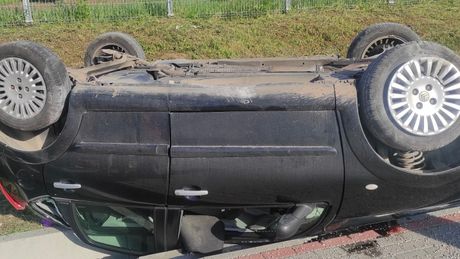 Čačak, Mladić prevrnuli auto kod Spomen parka Čačak, Mladić prevrnuli auto kod Spomen parka
