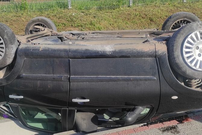 Čačak, Mladić prevrnuli auto kod Spomen parka Čačak, Mladić prevrnuli auto kod Spomen parka