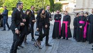 SVE OČI UPRTE U NJU: Partnerka Milojka Spajića u USKOJ HALJINI u Vatikanu – da li je prekršila protokol?