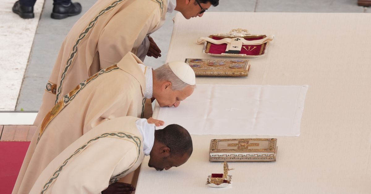 Prvi put posle 32 godine jedan papa lično nosi krst kroz sve stanice Krsnog puta u Koloseumu