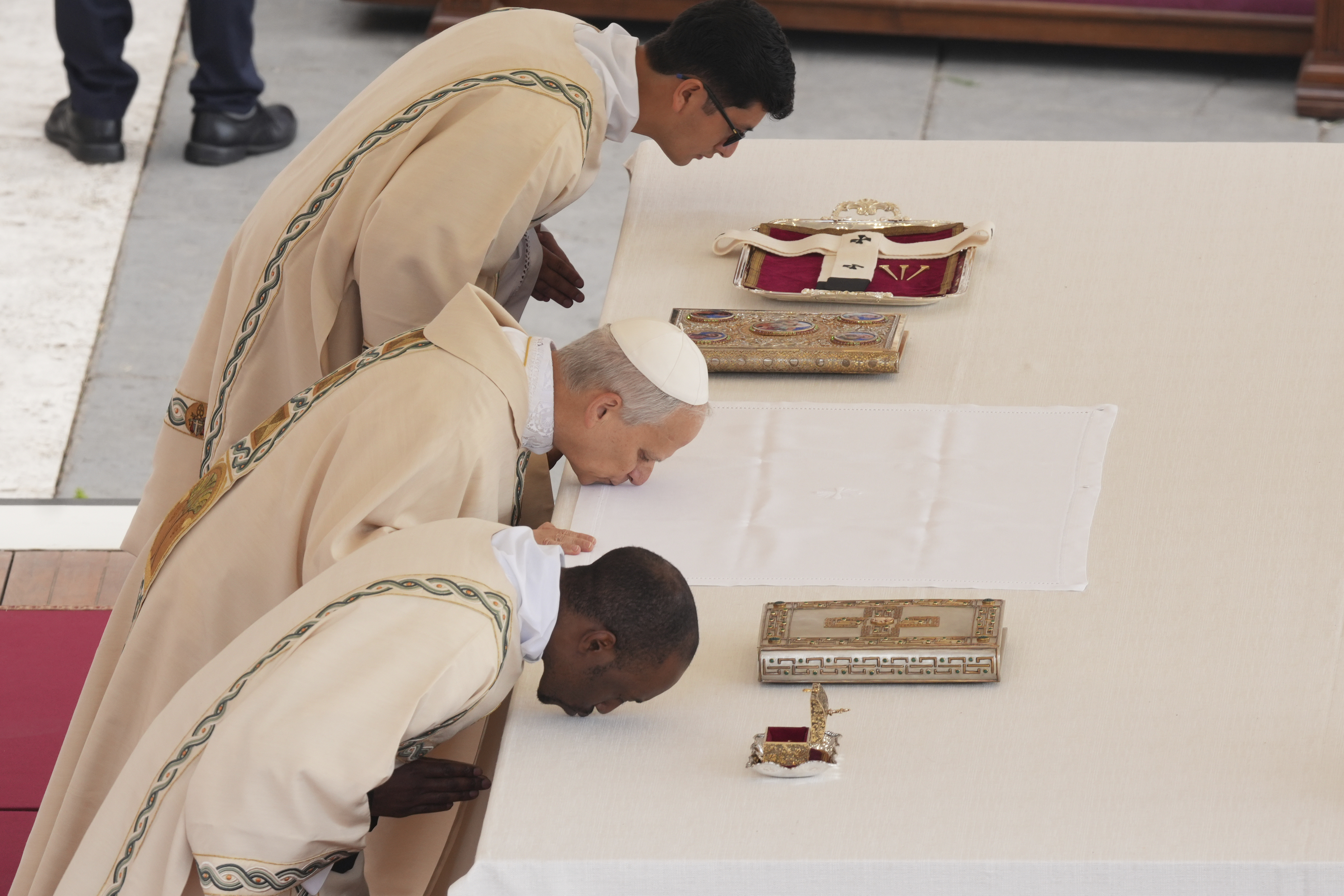 Prvi put posle 32 godine jedan papa lično nosi krst kroz sve stanice Krsnog puta u Koloseumu