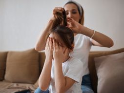 češljanje, mama češlja ćerku, devojčica, mama i ćerka, usporen rast kose