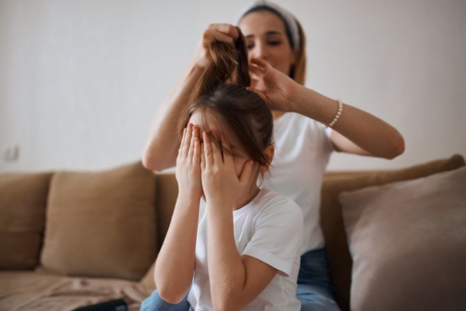 češljanje, mama češlja ćerku, devojčica, mama i ćerka, usporen rast kose češljanje, mama češlja ćerku, devojčica, mama i ćerka, usporen rast kose