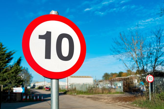 Ograničenje brzine od 10 mp/h Ograničenje brzine od 10 mp/h