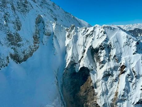 Selo Blatten, Švajcarska, odron, Alpi Selo Blatten, Švajcarska, odron, Alpi