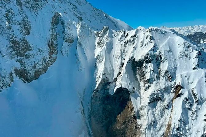 Selo Blatten, Švajcarska, odron, Alpi Selo Blatten, Švajcarska, odron, Alpi