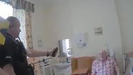 Šok snimak: Policija upotrebila elektrošoker i biber sprej na penzioneru (93) invalidu, pa ga udarili palicom!
