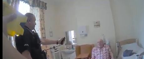 Donald Berdžes, starac, starački dom, policija, elektrošoker, palica, nož, Velika Britanija