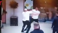 Šok snimak masovne tuče u TC Galerija: Ređali se nokauti, prskali protivnike suzavcem, 5 završilo u UC
