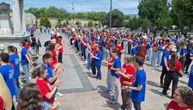 Počeli "Slepim mišem" od Štrausa, završili sprskim kolom: Više od 1.000 maturanata plesalo u centru Niša