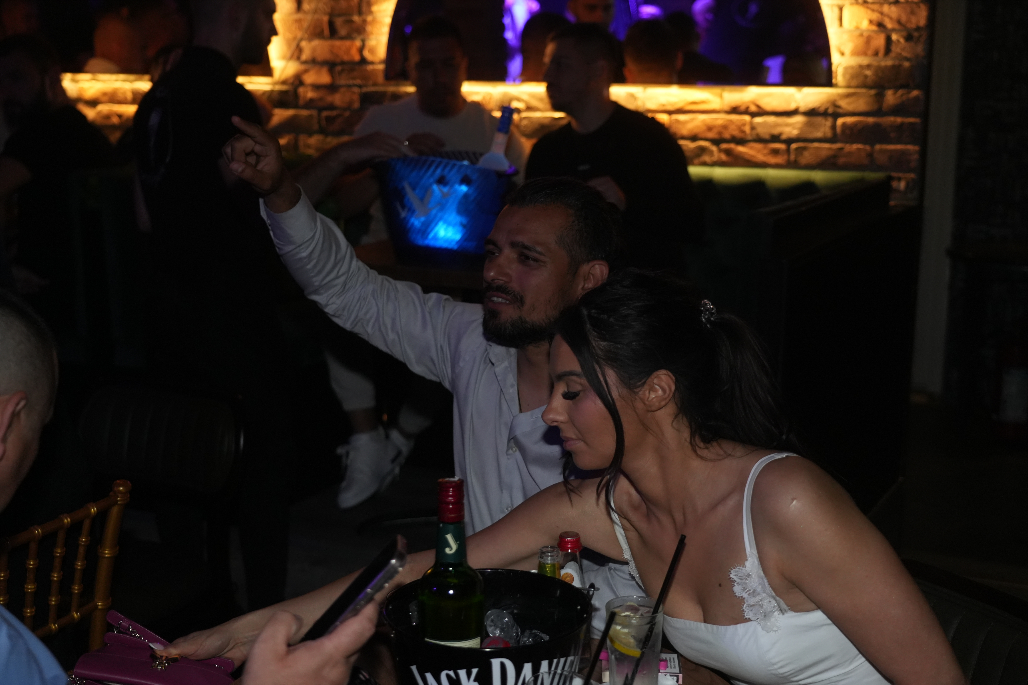 Bora Santana u društvu fatalne devojke: Razvodi se od Milice Kemez, nazdravlja alkoholm, a ona se ne odvaja