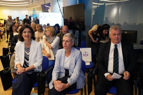 Žene, platforma takmičenje, OsnaŽene Žene, platforma takmičenje, OsnaŽene