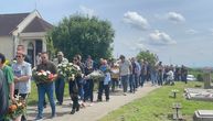 "Prodao je kuću, pomogao mi da...": Komšije besne na sahrani Damira Dokića, ona je otkrila istinu o njemu
