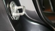 Malo vozača zna drugu korisnu funkciju čeličnog prstena na karoseriji automobila osim zatvaranja vrata