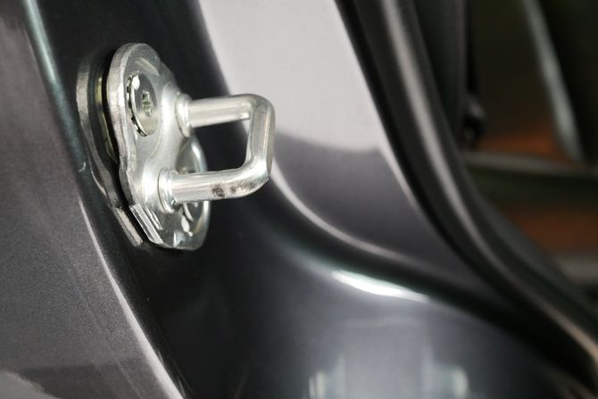 Šarka na vratima automobila Šarka na vratima automobila