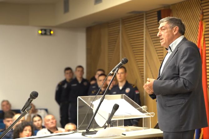 Vojska tribina Uloga i značaj Posebnih jedinica policije Ljubiša Diković Vojska tribina Uloga i značaj Posebnih jedinica policije Ljubiša Diković
