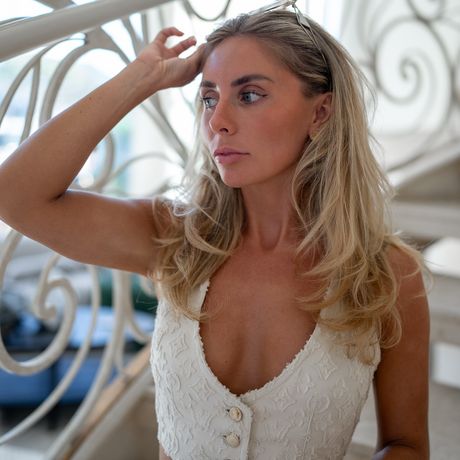 Boni Blu, Tia Bilinger