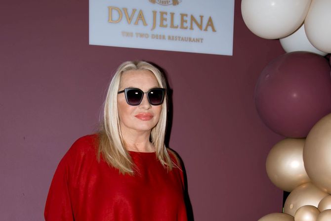 Vesna Zmijanac, Dva jelena Vesna Zmijanac, Dva jelena