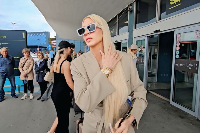 Jelena Karleusa na aerodromu Nikola Tesla Jelena Karleusa na aerodromu Nikola Tesla