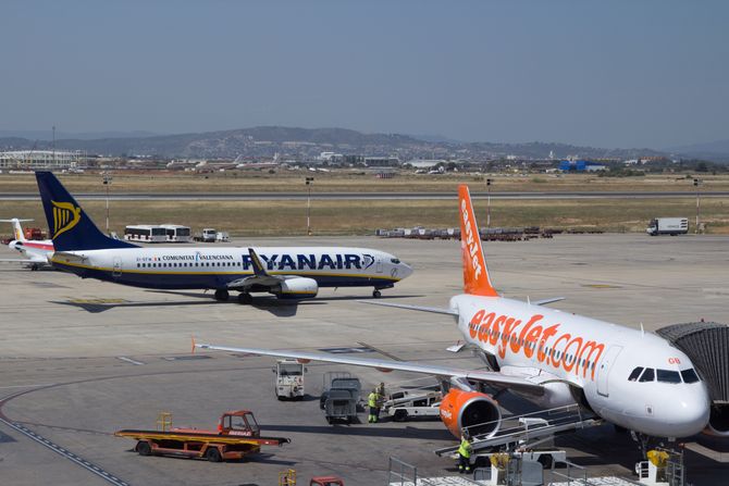 Ryanair easyJet Ryanair easyJet