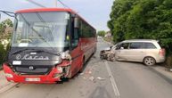 Prva fotografija sa mesta udesa kod Obrenovca: Auto "zgužvan", autobus ostao bez prednjeg dela