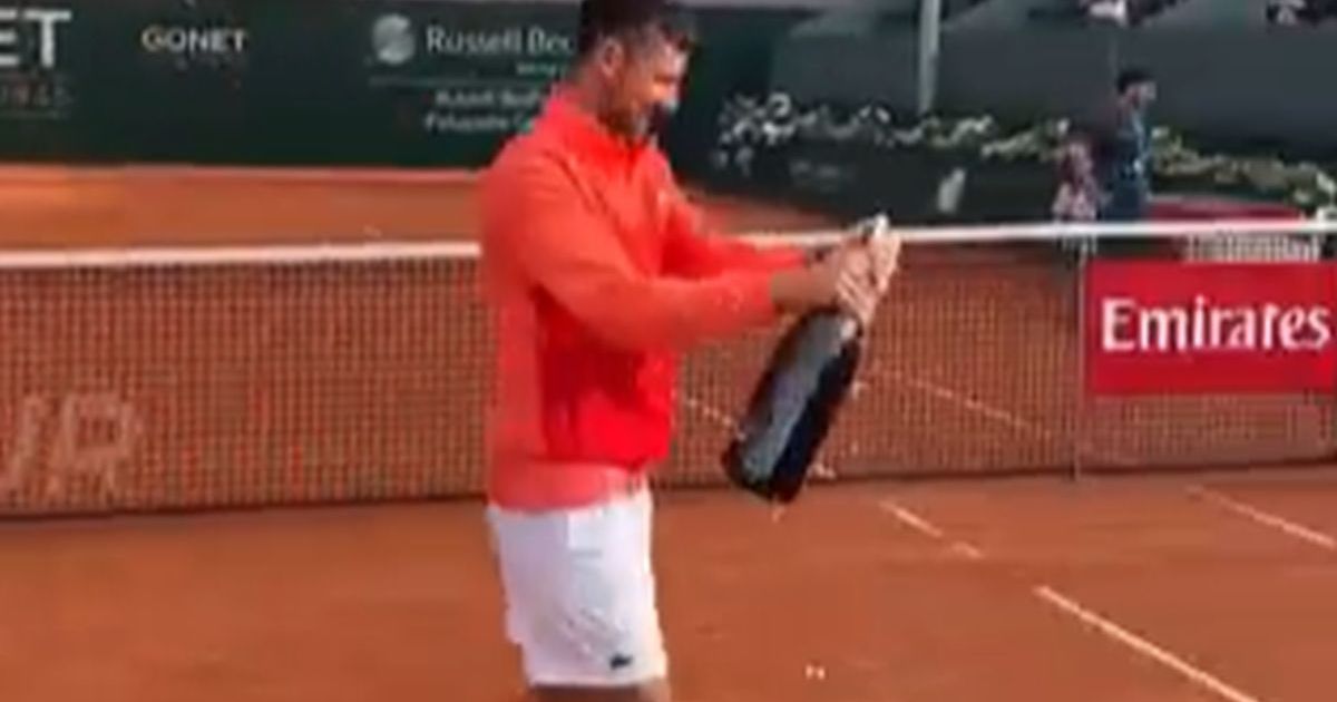 Novak "napao" Stefana i Taru džinovskim šampanjcem: Reakcija dece je hit, a pogledajte ko se najgore proveo