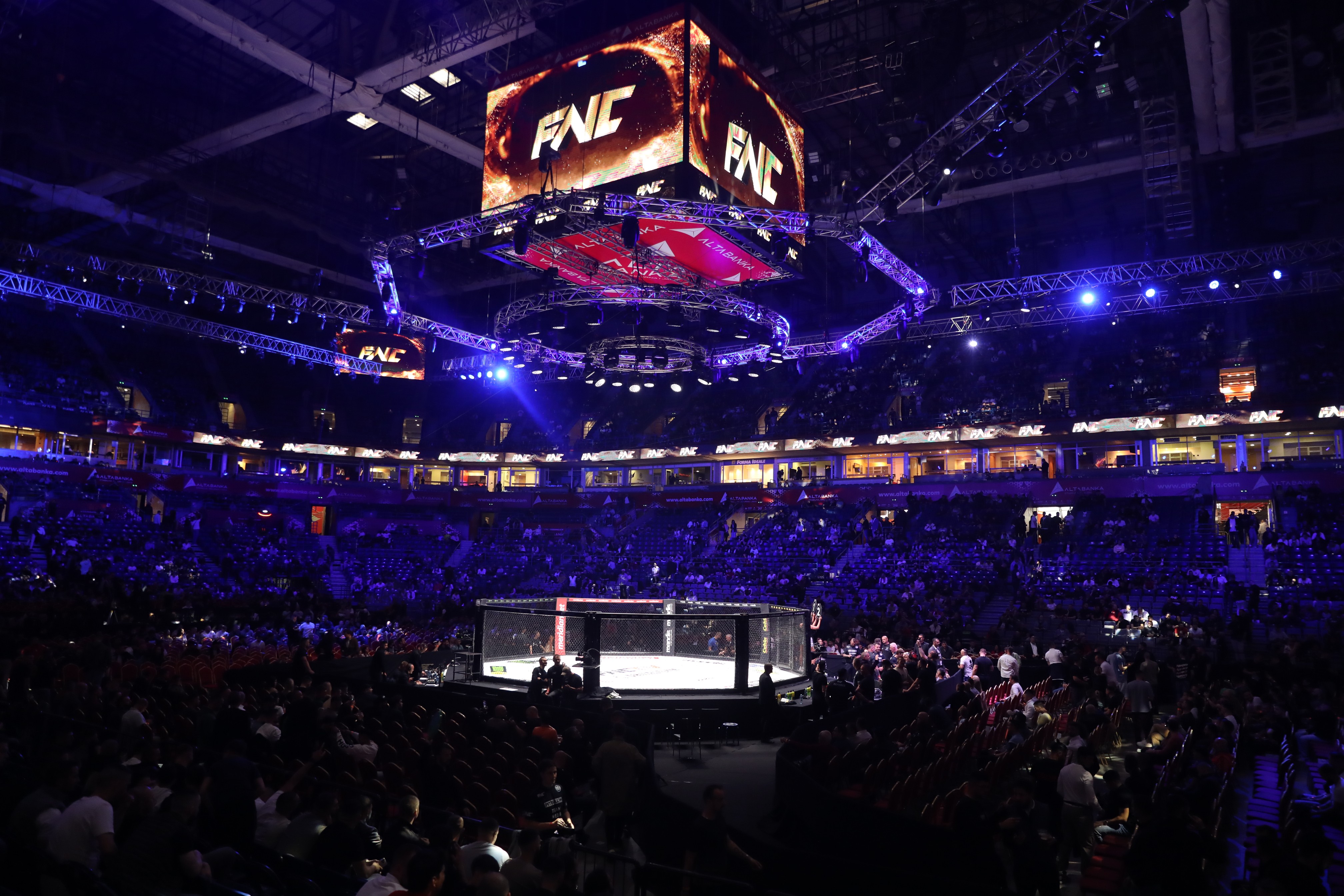 Igrao u NFL-u, pa prešao u MMA i borio se u UFC-u, a sad potpisao za FNC!