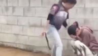 Snimak čistog zla! Četvoro tinejdžera brutalno se iživljava nad devojkom koja je invalid!