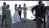 JEZIVO ZAPOMAGANJE prekinulo venčanje iz snova: Mladencima se krv sledila kada su videli scenu na jezeru