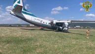 Avion star preko pola veka izleteo s piste u Rusiji: An-24 slomio trap pri sletanju, nema povređenih