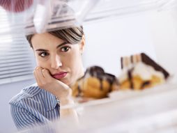 Devojka, žena, frižider, kolači, slatko, slatkiši, dijeta