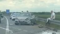 Težak udes kod Batajničke petlje, 1 detalj zapanjio sve: Šta je ovo? Čovek ostao prekriven čudnom materijom