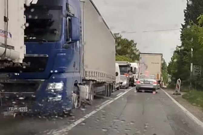 Kilometarske kolone kod Iriškog venca Kilometarske kolone kod Iriškog venca