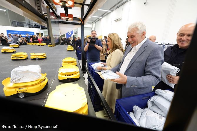 Roboti za automatizovano sortiranje pošiljaka od danas u Kragujevcu