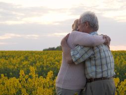 Stariji bračni par zagrljaj