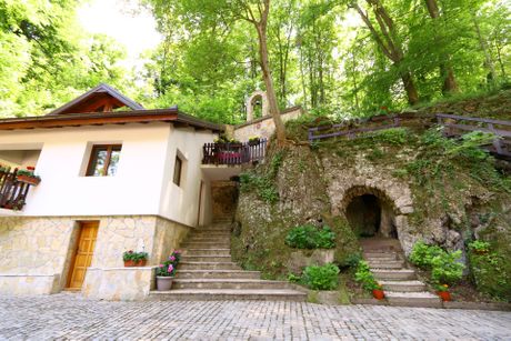 Manastir Tumane