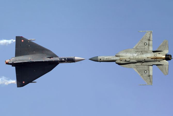 Pakistan Air Force JF-17 Thunder i HAL Tejas Pakistan Air Force JF-17 Thunder i HAL Tejas