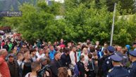 Protest u Leposaviću zbog preuzimanja Sportske hale: Na ulazu tabla sa simbolima Kosova, brave zamenjene