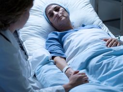 Bolnica, doktorka, medicinska sestra , nega , rak pacijent, pacijenkinja, palijativna nega