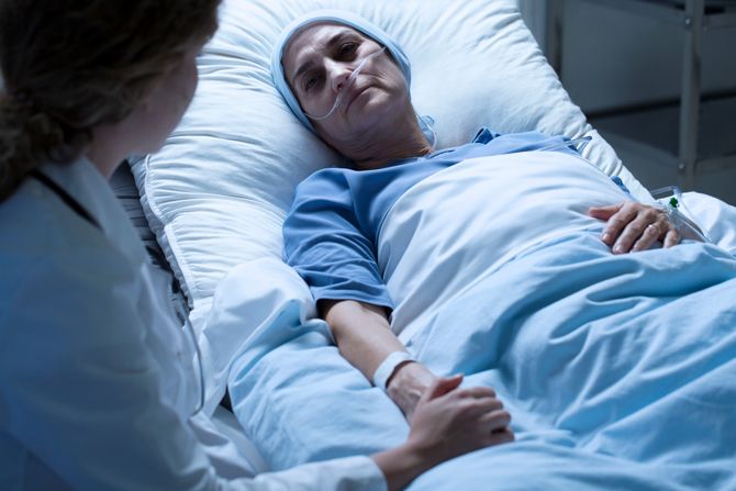 Bolnica, doktorka, medicinska sestra , nega , rak pacijent, pacijenkinja, palijativna nega