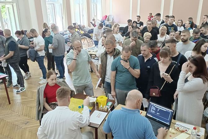 Šabac, građani došli da daju krv povređenom sugrađaninu Šabac, građani došli da daju krv povređenom sugrađaninu