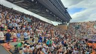 Pogledajte atmosferu pred stadionom pre meča Novaka Đokovića: Hiljade i hiljade ljudi ispred prelepog zdanja