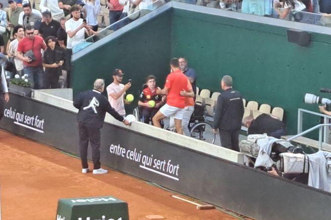 Novak Đoković i dečak u kolicima Novak Đoković i dečak u kolicima