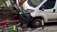 Kombiju otkazale kočnice, pa se zakucao u zid, tik pored autobuske stanice: Saobraćajna nezgoda u Kaluđerici