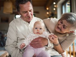 Baka i deka sa bebom