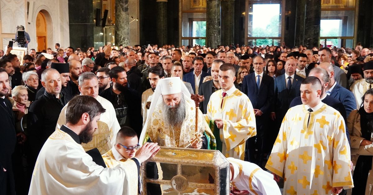 Spasovdansku litiju predvodi Porfirije, časni krst nosi učenik Matematičke gimnazije