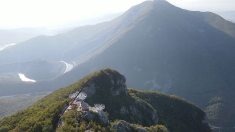 Stakleni vidikovac na vrhu Kablara Stakleni vidikovac na vrhu Kablara