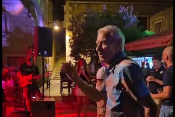 Deka zaplesao uz hit Zdravka Čolića Deka zaplesao uz hit Zdravka Čolića