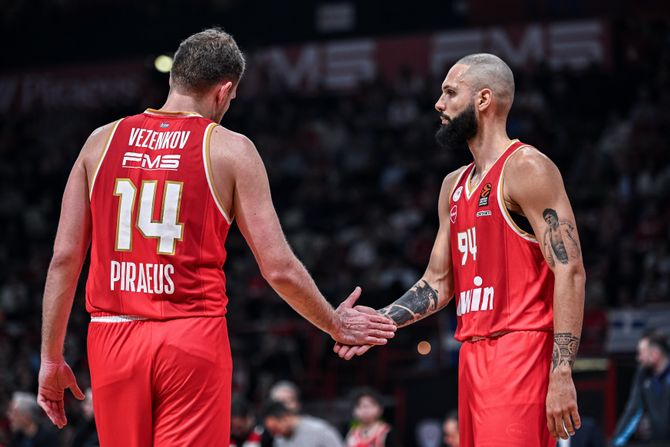 KK Olimpijakos - Saša Vezenkov i Evan Furnije